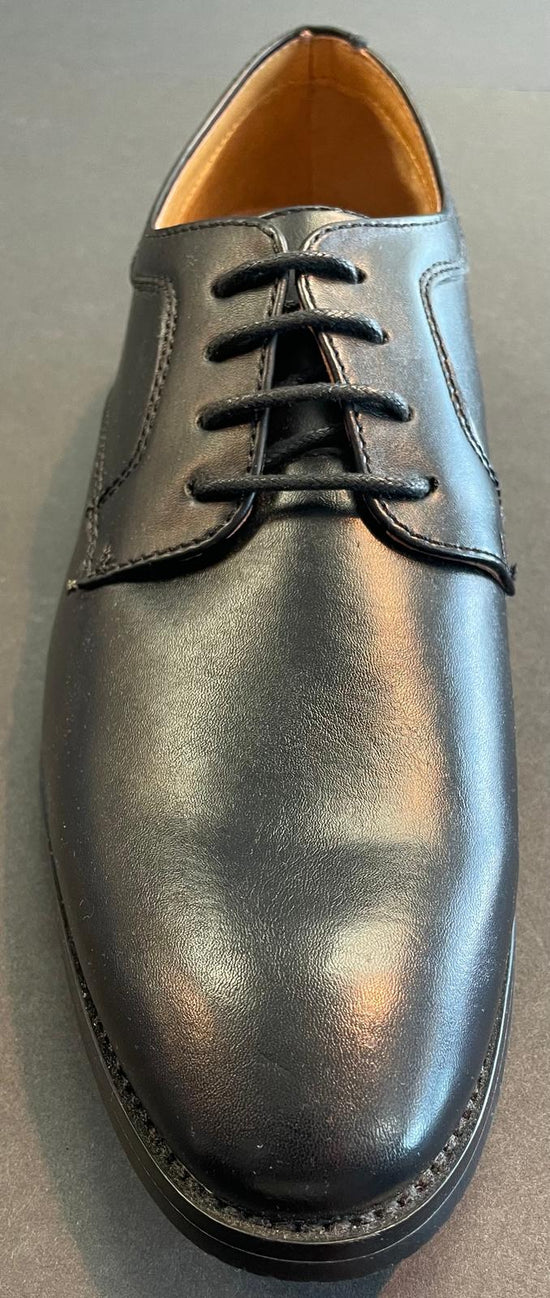 Slim fit solid flat front shoe